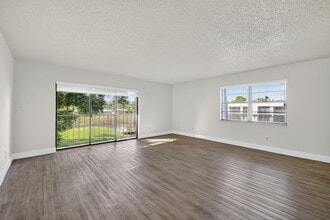 2513 S 17th St, Unit 206 in Fort Pierce, FL - Foto de edificio - Building Photo