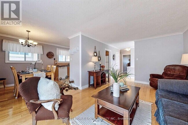 5 Mid Pines Rd in Toronto, ON - Building Photo - Building Photo