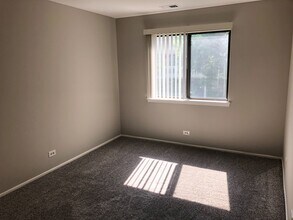 552 Greystone Ln in Wheeling, IL - Building Photo - Building Photo