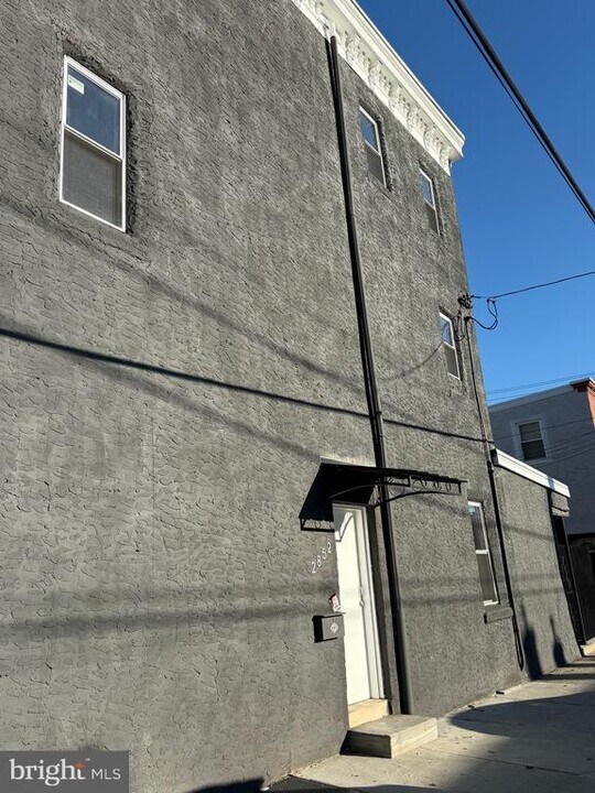 2537 E Auburn St in Philadelphia, PA - Foto de edificio