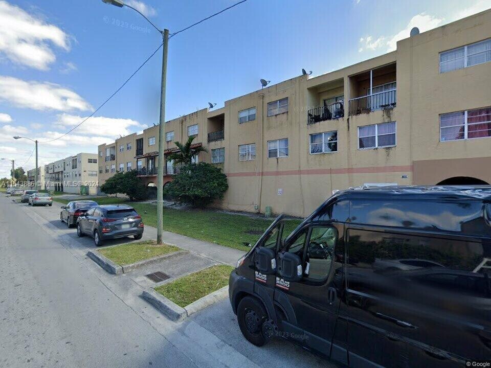 1300 W 53rd St, Unit 21 in Hialeah, FL - Building Photo