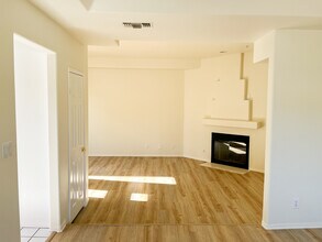 10626 Valley Spring Ln, Unit 304 in Los Angeles, CA - Foto de edificio - Building Photo