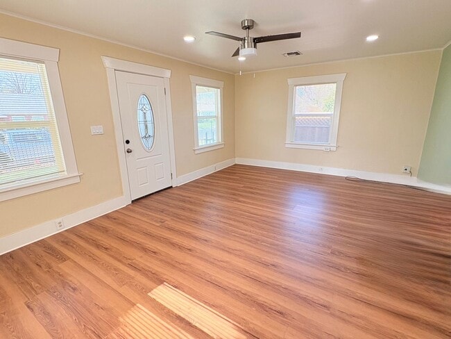 210 Las Flores Ave in Modesto, CA - Building Photo - Building Photo