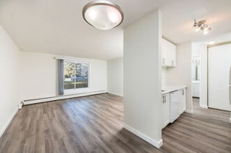 Parkview Estates in Edmonton, AB - Building Photo - Building Photo