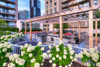 331 E Ontario St, Unit 2 in Chicago, IL - Foto de edificio - Building Photo