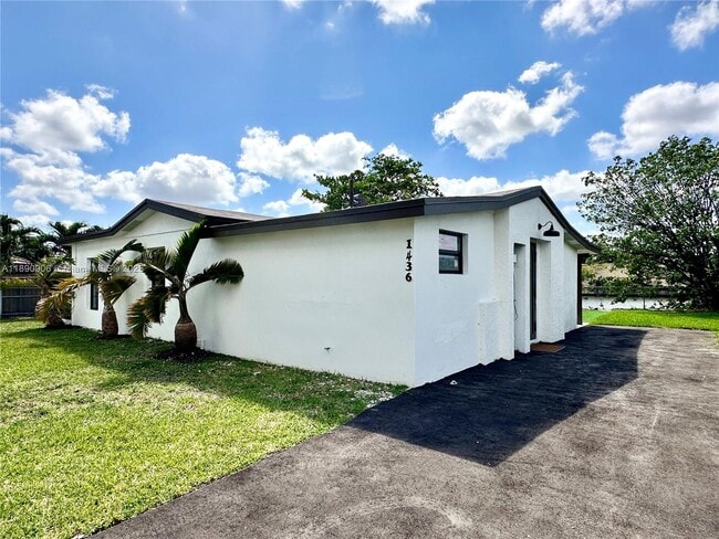 1436 SW 76th Ct in Miami, FL - Foto de edificio - Building Photo