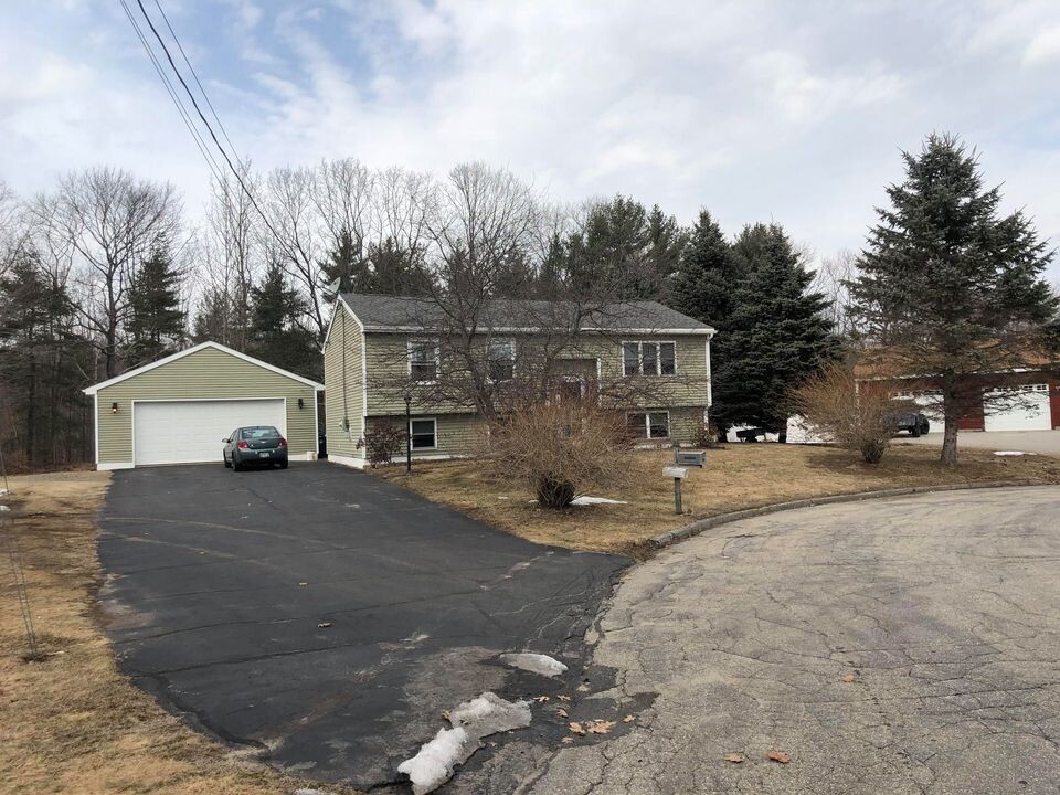 11 Folsom Dr, Unit Bedroom Application in Biddeford, ME - Building Photo