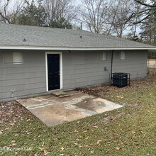 1144 McCluer Rd in Jackson, MS - Foto de edificio - Building Photo