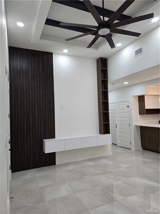 10 Providence Ave in McAllen, TX - Building Photo