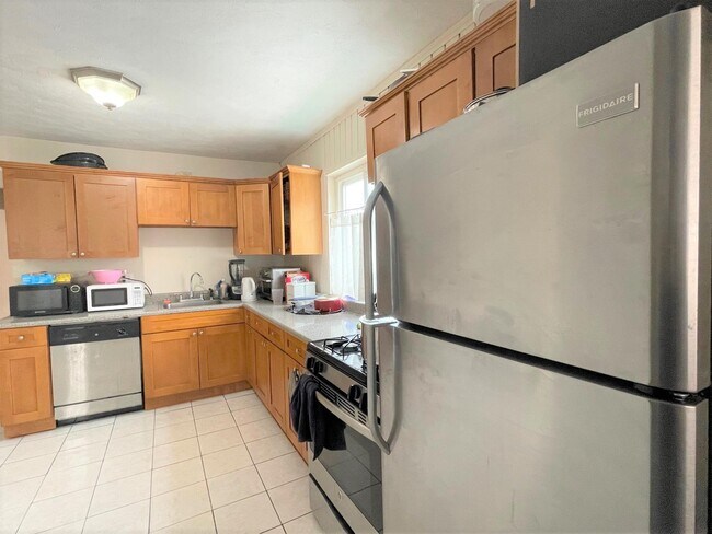 227 Boston Ave, Unit 1 in Medford, MA - Building Photo - Building Photo