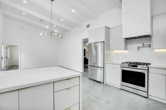 2721 Burkshire Ave in Los Angeles, CA - Building Photo - Building Photo