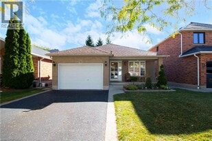 72 Brookheath Ln in Hamilton, ON - Building Photo