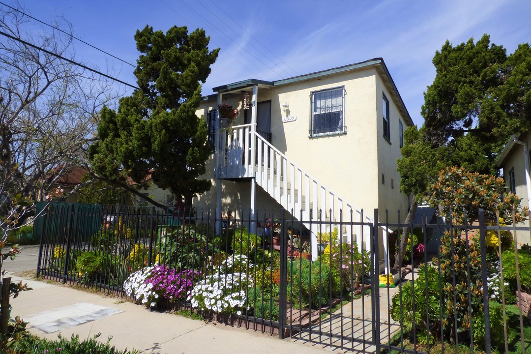 5837 Vineland Ave in North Hollywood, CA - Building Photo