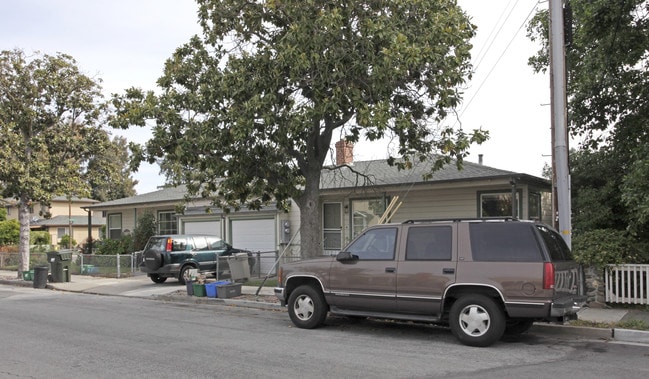 1105-1109 Clinton St in Redwood City, CA - Building Photo - Building Photo