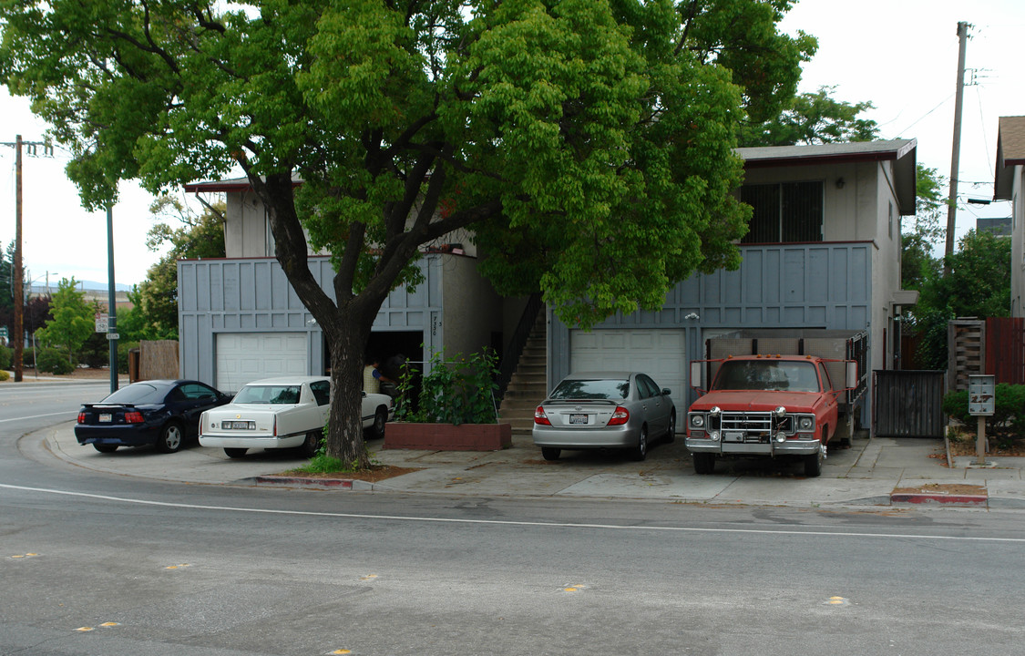 7330 Rainbow Dr in Cupertino, CA - Foto de edificio