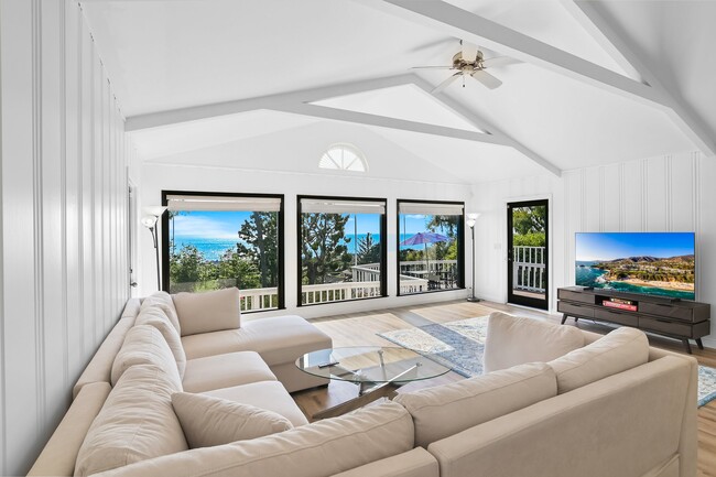1177 Temple Hills Dr in Laguna Beach, CA - Foto de edificio - Building Photo