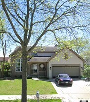 1375 Burnett Dr in Aurora, IL - Building Photo