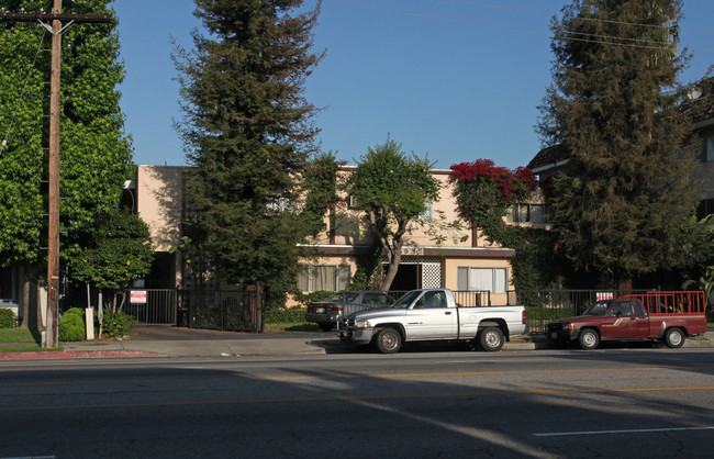 Chateau Woodman in Van Nuys, CA - Building Photo - Building Photo