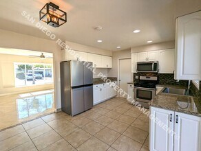 120 Green Ave in Escondido, CA - Foto de edificio - Building Photo