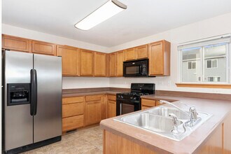 562 Lincoln Station Dr in Oswego, IL - Building Photo - Building Photo