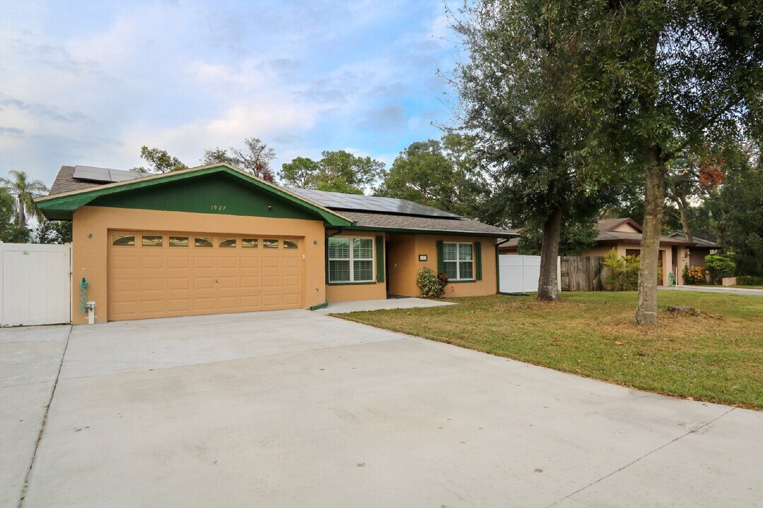 1927 Old Sawmill Rd in Brandon, FL - Building Photo