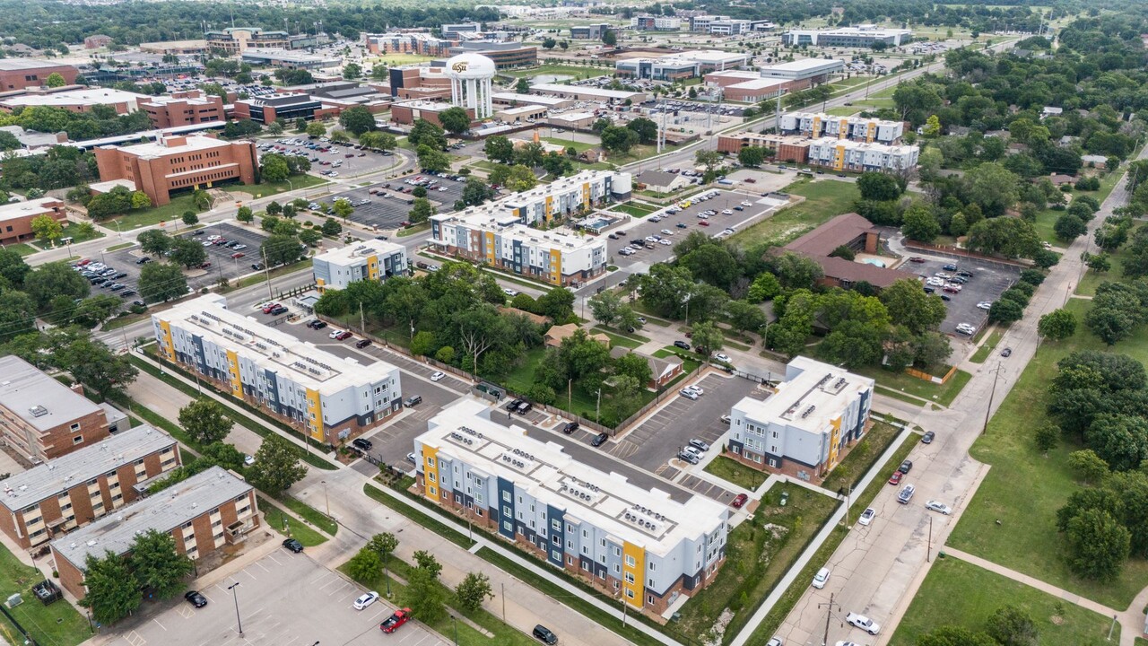 Seventeenth - Yale in Wichita, KS - Building Photo