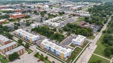 Seventeenth Apartments in Wichita, KS - Foto de edificio - Building Photo