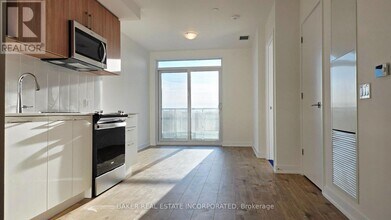 500 Plains Rd E in Burlington, ON - Building Photo - Building Photo