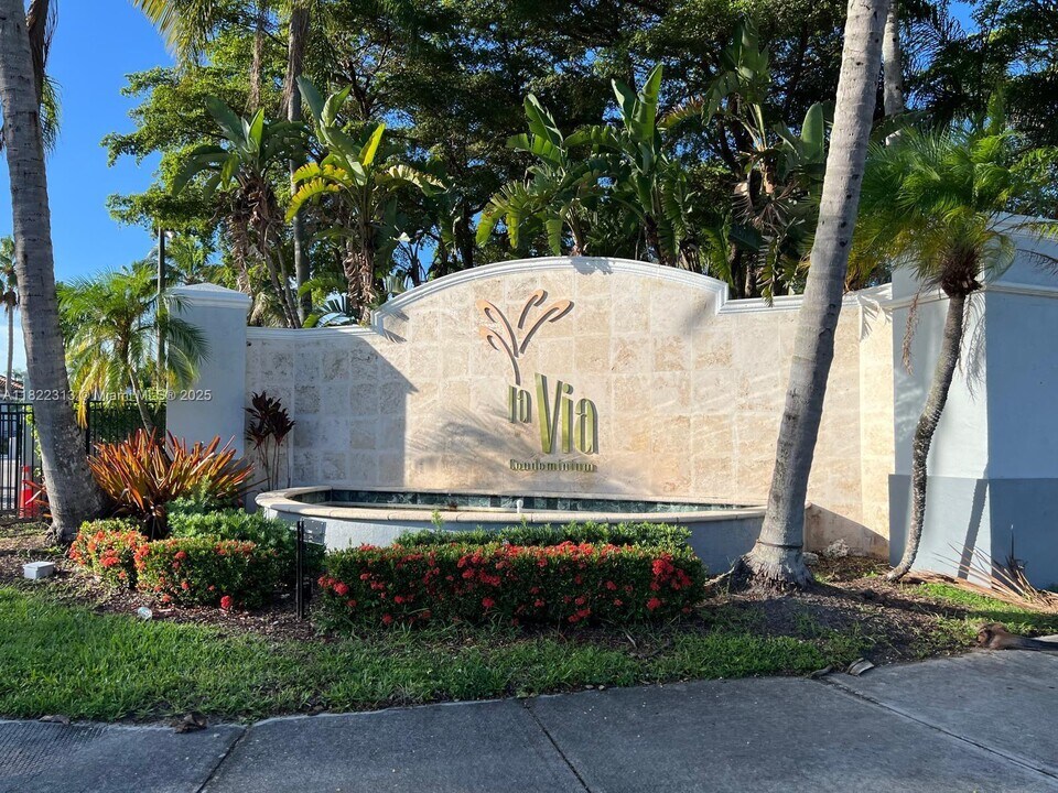 9645 NW 1st Ct in Pembroke Pines, FL - Foto de edificio