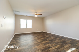 1040 Lonergan Cir in Spring Hill, TN - Foto de edificio - Building Photo