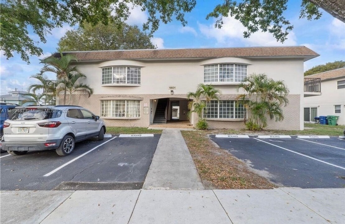 1801 NW 54th Terrace in Lauderhill, FL - Foto de edificio