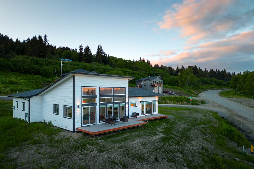 833 Linstrang Wy in Homer, AK - Building Photo