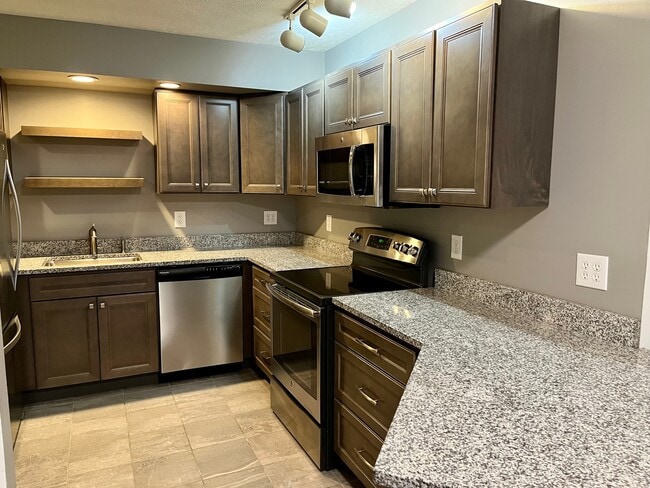 302 E Grove St, Unit B in Bloomington, IL - Building Photo - Building Photo