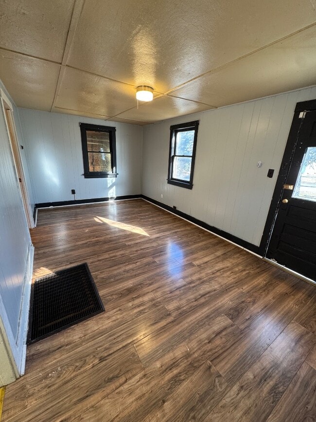 1411 Harding St in Hutchinson, KS - Building Photo - Building Photo