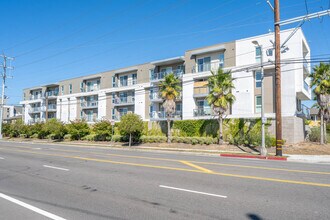 8820 Belford Ave in Los Angeles, CA - Foto de edificio - Building Photo