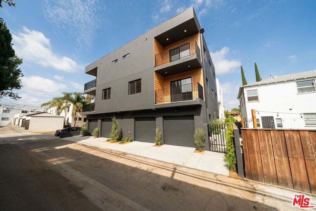 1435 S Crescent Heights Blvd in Los Angeles, CA - Building Photo