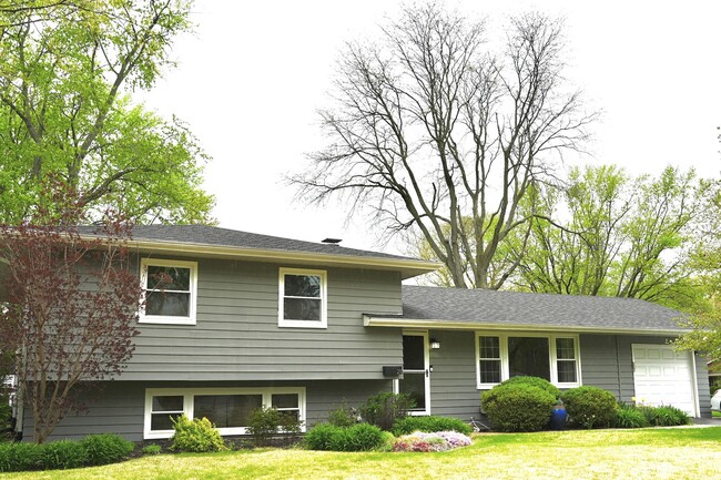 property at 211 Sandalwood Dr
