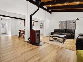 383 Canyon Blvd in Mammoth Lakes, CA - Building Photo