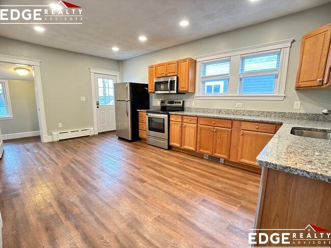 51 1st St, Unit 1 in Medford, MA - Foto de edificio - Building Photo