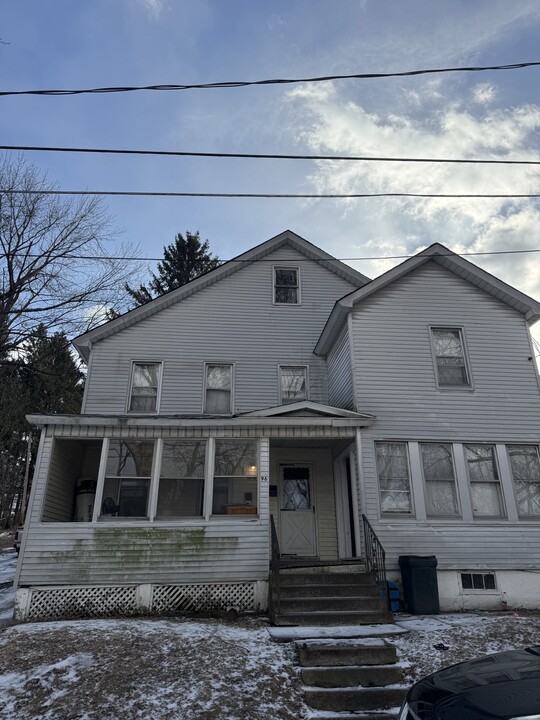 96 Cemetery St in Carbondale, PA - Building Photo