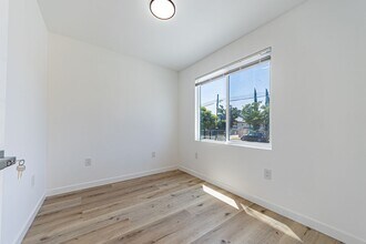 211 E 47th St in Los Angeles, CA - Building Photo - Building Photo
