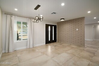 2439 E Lincoln Cir in Phoenix, AZ - Building Photo - Building Photo