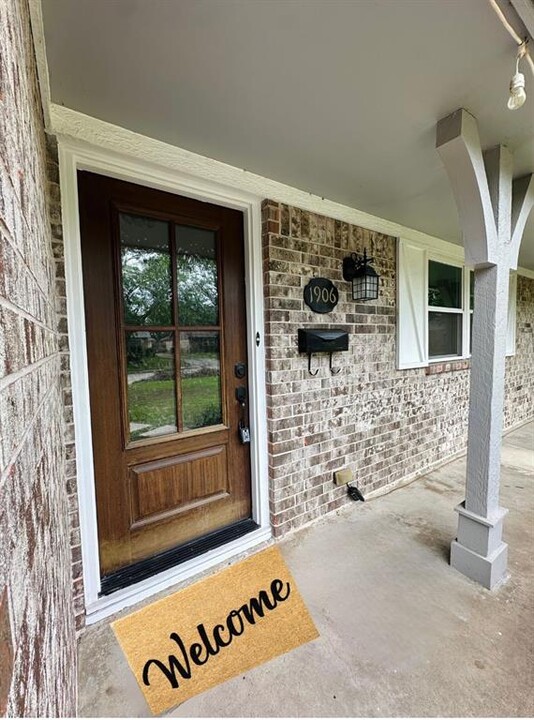 1906 Mapleton Dr in Houston, TX - Foto de edificio