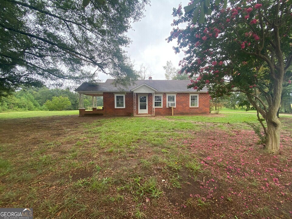1125 Moore Rd in Hartwell, GA - Building Photo