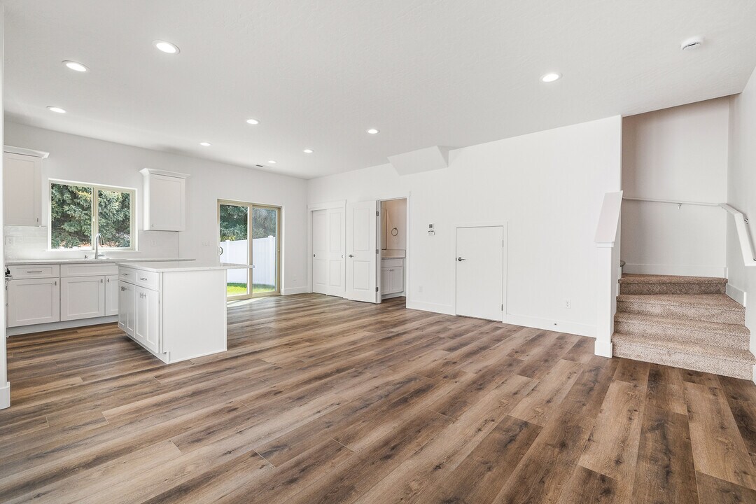 1141 S Underwood St in Kennewick, WA - Building Photo