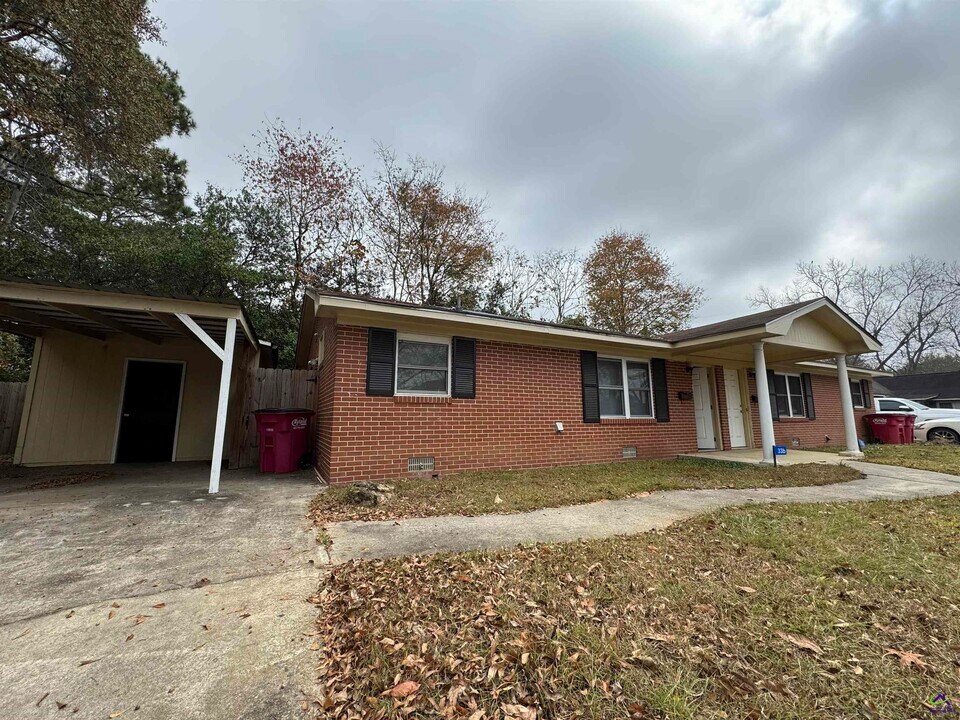 33 Mitchell St in Hawkinsville, GA - Building Photo