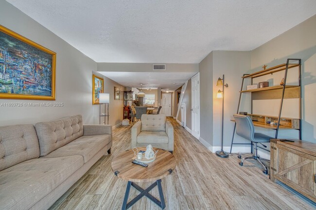 4600 SW 67th Ave, Unit 206 in Miami, FL - Building Photo - Building Photo