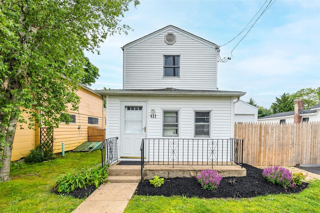 422 President Pl in West Babylon, NY - Foto de edificio