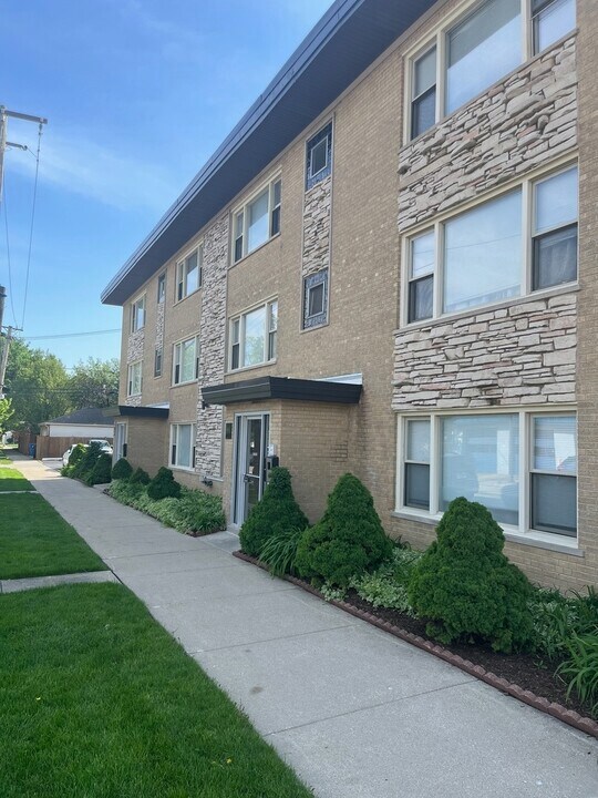 6047 N Northwest Hwy in Chicago, IL - Building Photo