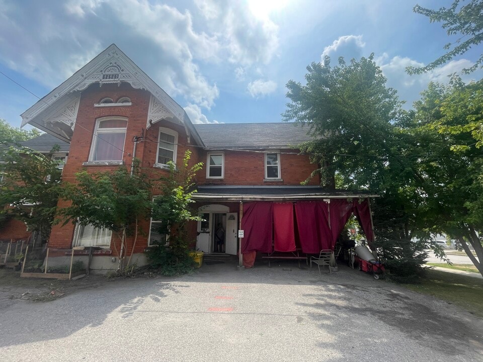 54 Peter St S in Orillia, ON - Building Photo